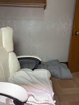 lilysister66 online show from April 12, 2026, 6:38 am