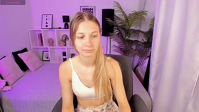 LauraPurr online show from June 9, 2026, 6:58 am