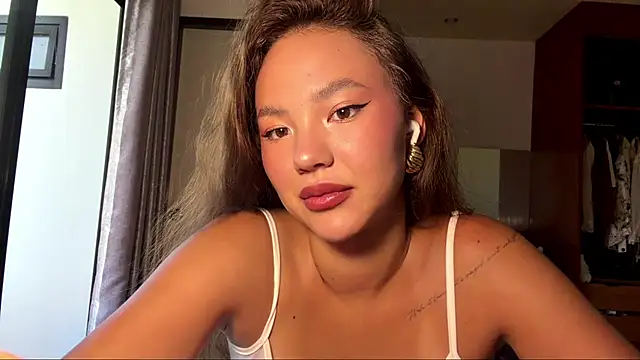 Snapshot of kamila_18_french chatting on March 24, 2026, 5:18 am kamila 18 french online show from March 24, 2026, 5:18 am