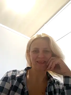 Snapshot of MiaLove183 chatting on April 14, 2026, 8:19 am MiaLove183 online show from April 14, 2026, 8:19 am