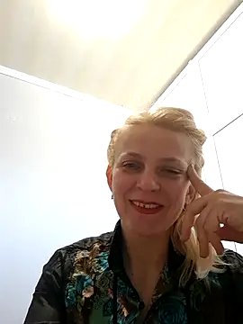 Snapshot of MiaLove183 chatting on April 19, 2026, 8:37 am MiaLove183 online show from April 19, 2026, 8:37 am