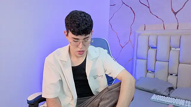 Snapshot of Tom_Parker_ chatting on March 21, 2026, 11:19 pm Tom Parker online show from March 21, 2026, 11:19 pm