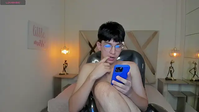 Snapshot of SantiTwinkyy chatting on March 30, 2026, 2:40 pm SantiTwinkyy online show from March 30, 2026, 2:40 pm