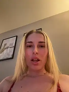 EloiseeUKK online show from April 24, 2026, 5:31 am