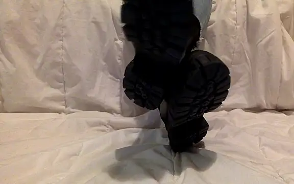 LilouPieds online show from March 27, 2026, 9:27 pm