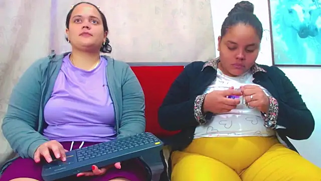 Snapshot of alana_and_billie chatting on April 8, 2026, 11:12 am alana and billie online show from April 8, 2026, 11:12 am