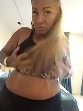 Snapshot of Exotic_ParisX chatting on March 31, 2026, 5:31 am Exotic ParisX online show from March 31, 2026, 5:31 am