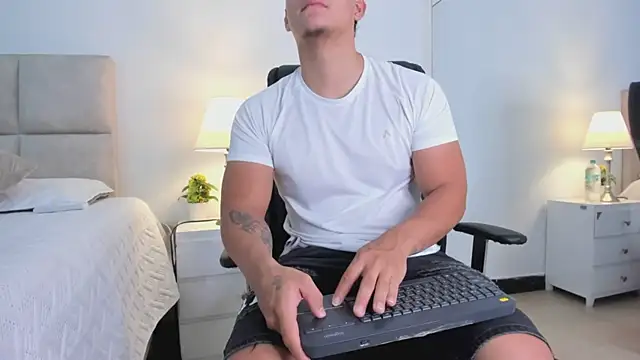 Snapshot of Chriss_Diamond chatting on May 9, 2026, 7:50 pm Chriss Diamond online show from May 9, 2026, 7:50 pm