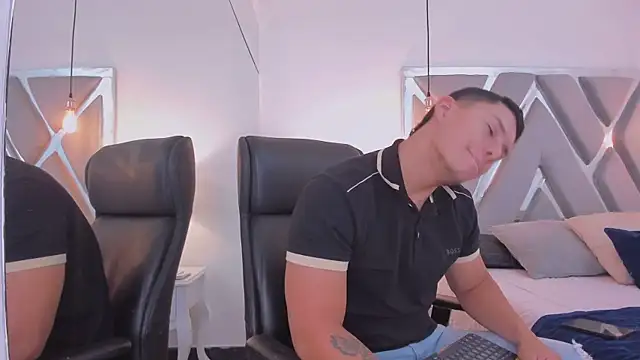 Snapshot of Chriss_Diamond chatting on April 14, 2026, 8:03 pm Chriss Diamond online show from April 14, 2026, 8:03 pm