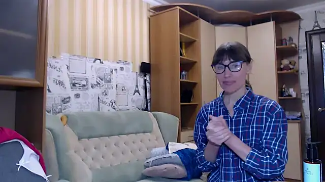 LadyL2026 online show from April 11, 2026, 1:37 pm