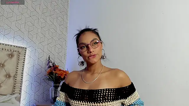 ValeAlvarez  online show from April 19, 2026, 6:10 pm