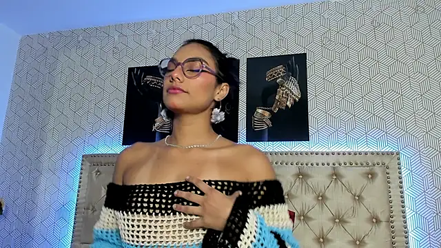 ValeAlvarez  online show from April 19, 2026, 5:58 pm