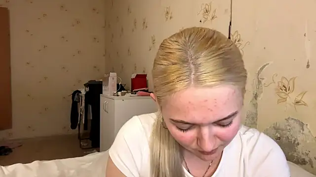 Snapshot of Sophia_Blonde chatting on April 5, 2026, 4:35 pm Sophia Blonde online show from April 5, 2026, 4:35 pm