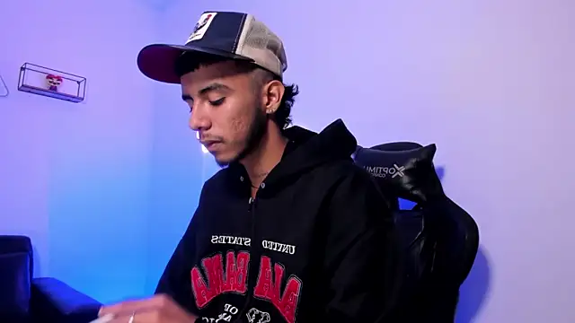 Red 4KT online show from March 25, 2026, 9:46 pm