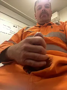 Snapshot of macfromoz chatting on May 11, 2026, 7:43 am macfromoz online show from May 11, 2026, 7:43 am