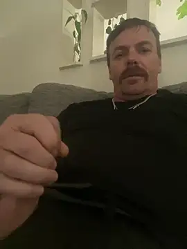 Snapshot of macfromoz chatting on April 29, 2026, 5:22 am macfromoz online show from April 29, 2026, 5:22 am