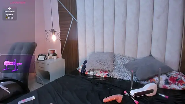 CAROLYNFOSTER online show from April 1, 2026, 1:41 pm