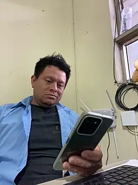 Luis-Armando online show from April 15, 2026, 5:17 pm