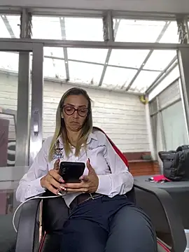 AlanaBrunetteX X online show from April 16, 2026, 9:39 pm