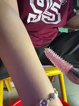 Snapshot of LunoChuckie chatting on April 7, 2026, 1:29 am LunoChuckie online show from April 7, 2026, 1:29 am