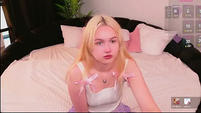 Snapshot of Lilly_Eyes chatting on July 7, 2026, 1:58 pm Lilly Eyes online show from July 7, 2026, 1:58 pm
