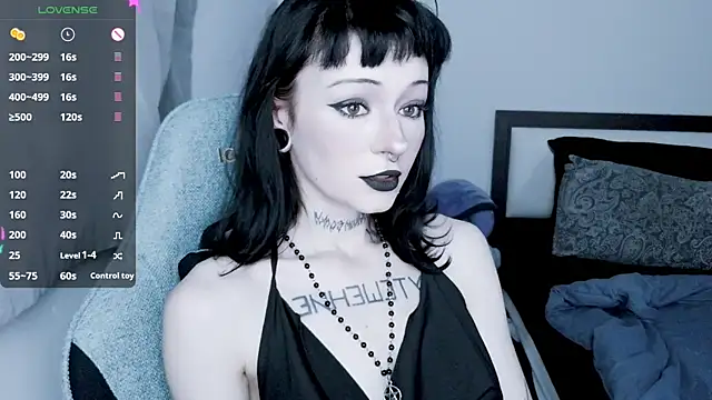 Snapshot of H3xD0ll chatting on June 1, 2026, 11:32 am H3xD0ll online show from June 1, 2026, 11:32 am