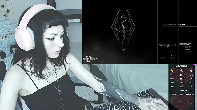Snapshot of H3xD0ll chatting on June 19, 2026, 2:45 pm H3xD0ll online show from June 19, 2026, 2:45 pm