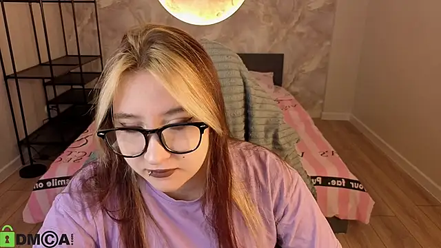 Snapshot of Luna_Host chatting on April 7, 2026, 1:29 am Luna Host online show from April 7, 2026, 1:29 am