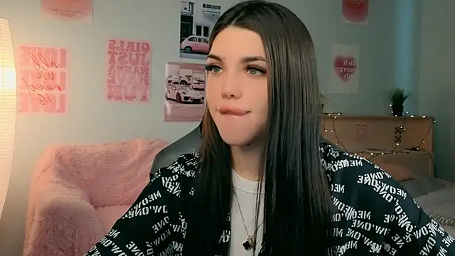 Snapshot of molly_rettyy chatting on April 30, 2026, 3:24 am molly rettyy online show from April 30, 2026, 3:24 am
