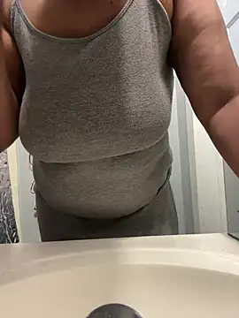 Sweetie8582 online show from April 14, 2026, 12:37 am