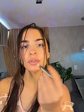Snapshot of EmmaVonn chatting on May 4, 2026, 7:39 pm EmmaVonn online show from May 4, 2026, 7:39 pm