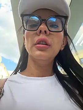 Snapshot of SofiParma chatting on June 17, 2026, 10:08 pm SofiParma online show from June 17, 2026, 10:08 pm
