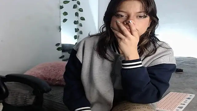 sahrah  online show from April 6, 2026, 2:40 am