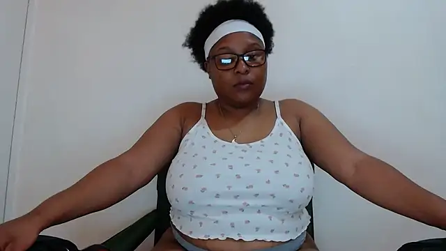 xxZoeyx online show from February 10, 2025, 8:31 am