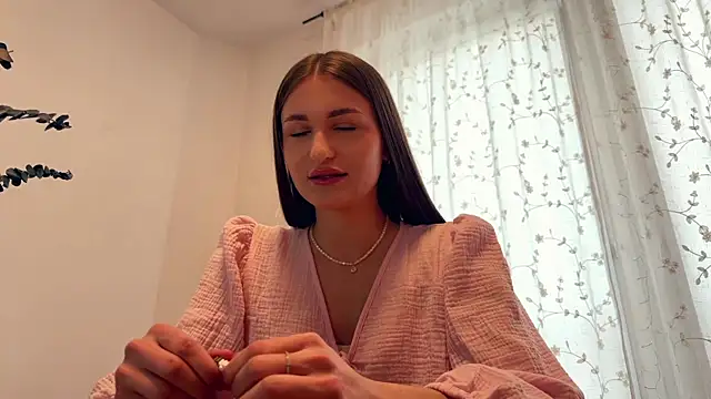 Snapshot of HallieHollo chatting on April 1, 2026, 12:06 pm HallieHollo online show from April 1, 2026, 12:06 pm