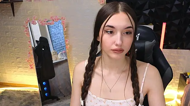 Snapshot of belle_cute chatting on April 13, 2026, 2:37 am belle cute online show from April 13, 2026, 2:37 am