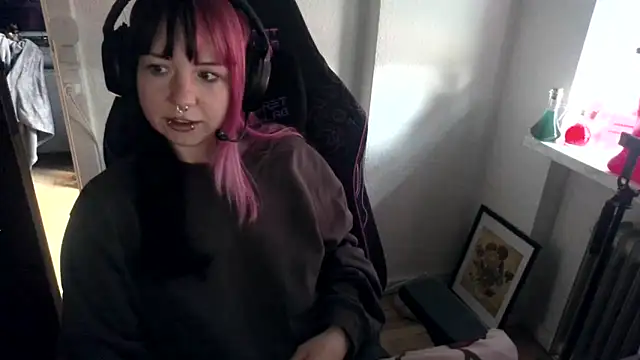 Snapshot of CutieTracer chatting on April 11, 2026, 10:08 am CutieTracer online show from April 11, 2026, 10:08 am