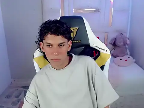 Taylorr junior  online show from April 6, 2026, 1:23 am