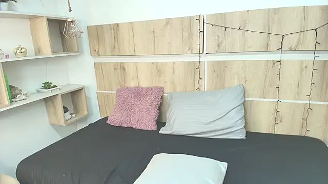 Snapshot of Selene__Luna chatting on April 7, 2026, 12:23 am Selene Luna online show from April 7, 2026, 12:23 am