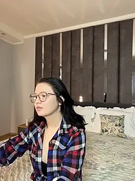 FlowyLily online show from April 3, 2026, 1:34 am