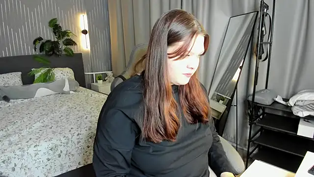 Evelyne Loo online show from May 13, 2026, 9:27 am