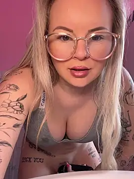 Snapshot of Shorty_Holly chatting on May 22, 2026, 6:00 am Shorty Holly online show from May 22, 2026, 6:00 am