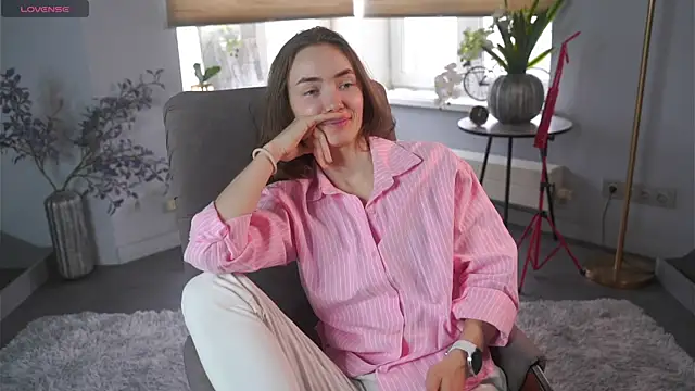 MoiraGleitz online show from April 19, 2026, 5:30 am