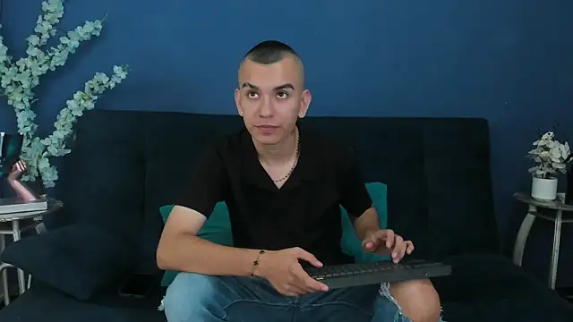 Snapshot of Rowan_Cley chatting on July 19, 2026, 7:54 pm Rowan Cley online show from July 19, 2026, 7:54 pm