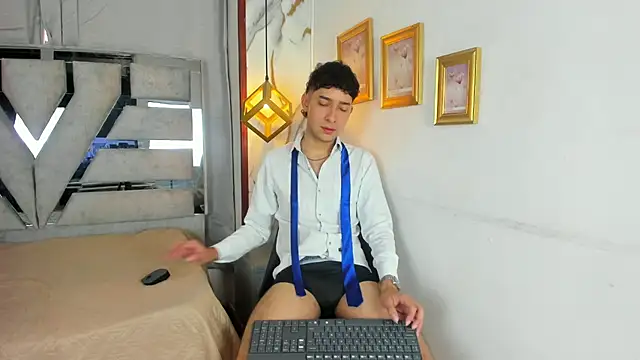 Alantaylorr  online show from July 18, 2026, 5:32 pm