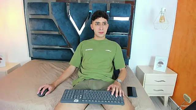 Alantaylorr  online show from May 25, 2026, 3:22 pm