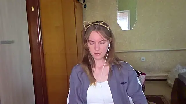 DonnaKuc online show from May 4, 2026, 6:17 am