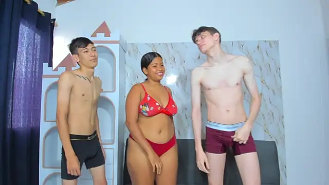 Snapshot of playhouse_couple chatting on April 8, 2026, 2:51 pm playhouse couple online show from April 8, 2026, 2:51 pm