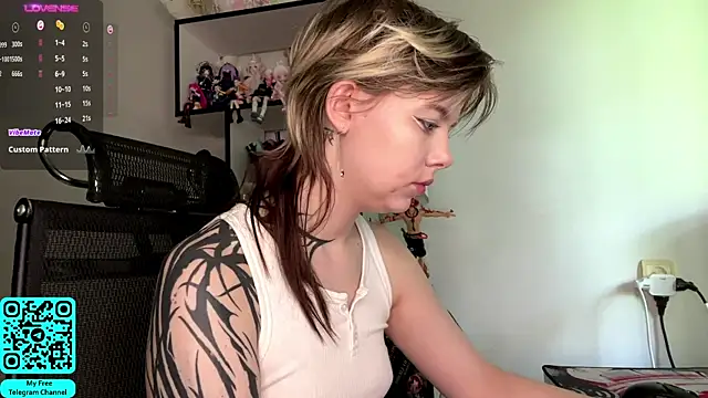 Snapshot of MadalynNosel chatting on May 17, 2026, 7:19 am MadalynNosel online show from May 17, 2026, 7:19 am