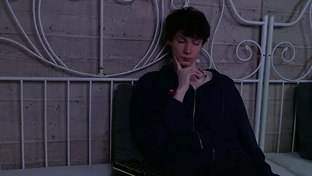 EdwardHogan online show from April 3, 2026, 3:51 pm